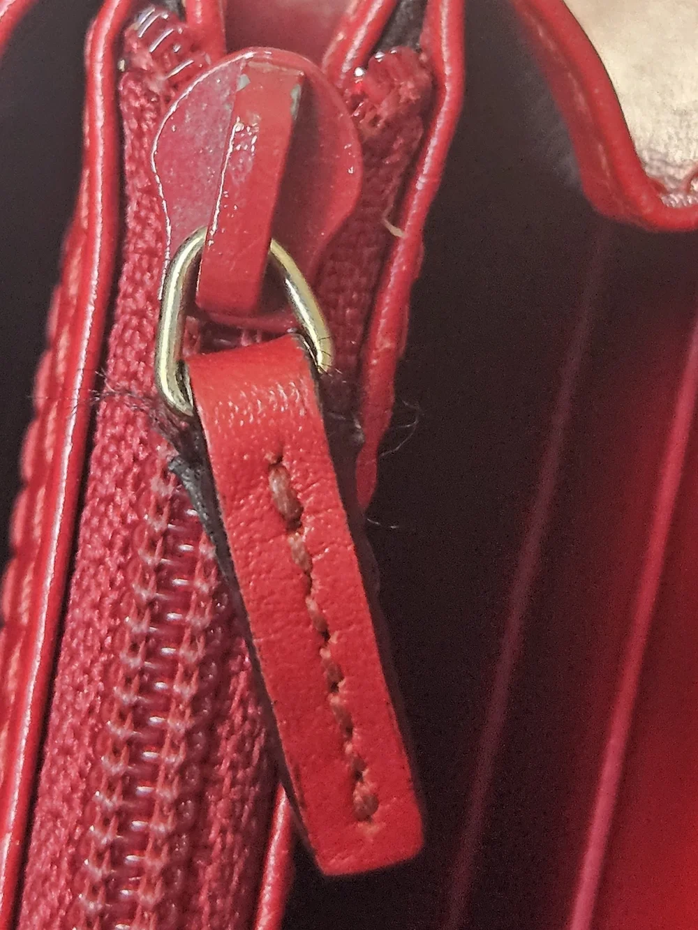 Embossed Interlocking Logo Red Wallet With COA - Picture 9 of 13